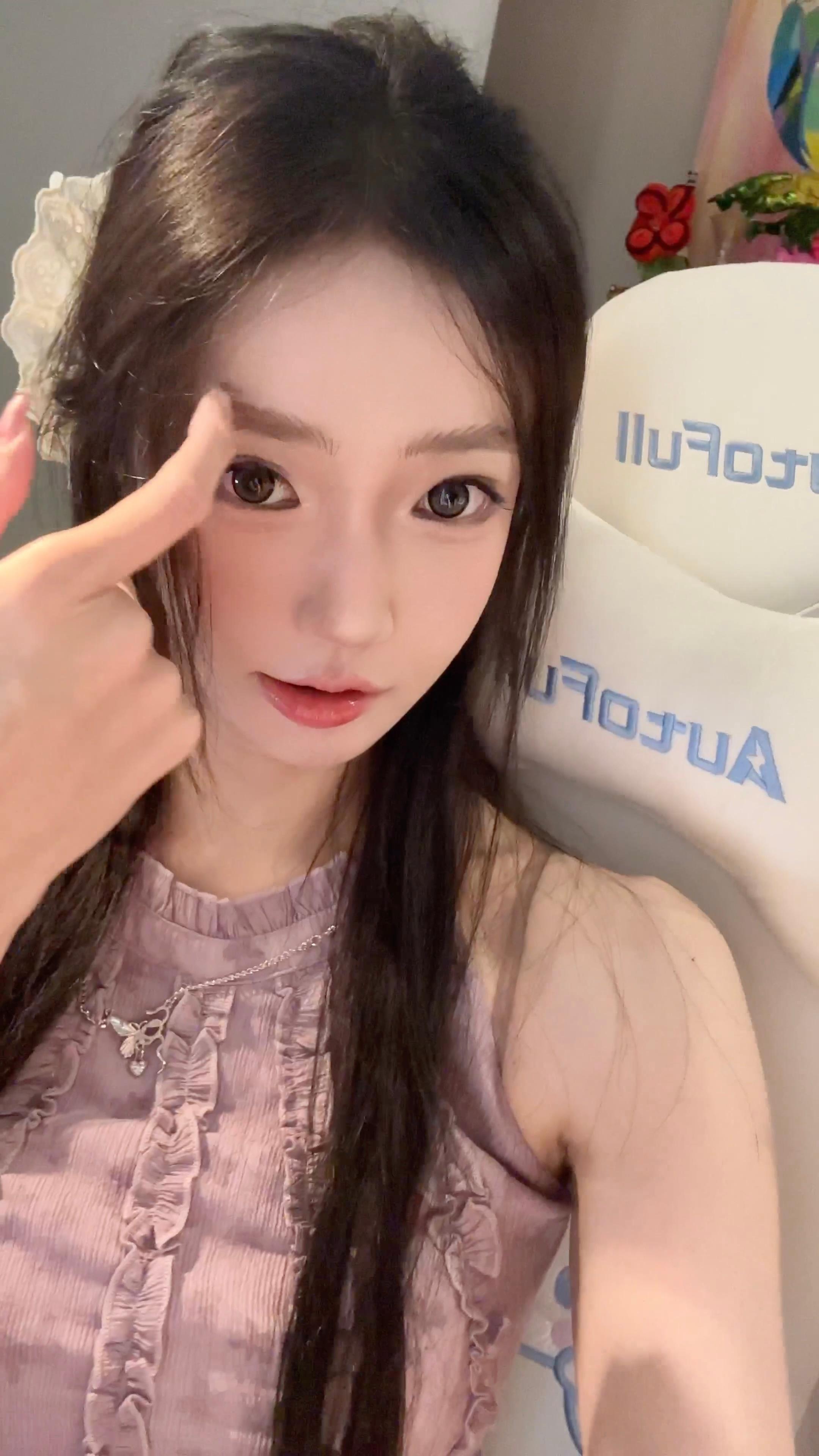 喜欢你的人眼里 你是偏美的 不喜欢你的人看到的你偏丑 ​​​