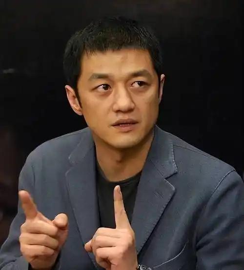 一次教科书级的“口碑大翻转” 

李亚鹏此前在大众心中的形象，往往是“商业败将”