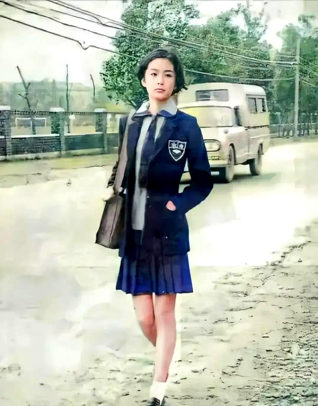 70年代西门町，星探随手一抓，抓到林青霞。
 

18岁，刚高考完，穿着校服去试