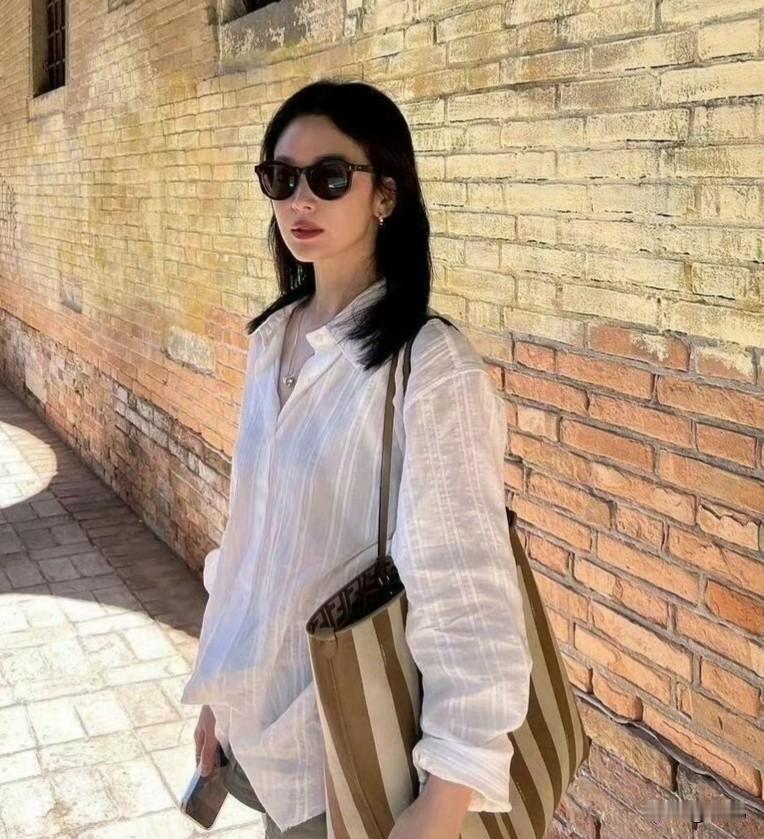 宋慧乔淡淡妆好美


宋慧乔年龄大了，还是如此的漂亮，稍微画淡淡的妆都非常美，是