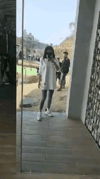 这个厕所很有创意啊，解个手太tm的刺激了！！！ ​​​#创意届里的淡人和浓人# 