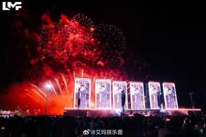 许嵩现场拉工作人员紧急开会加歌 天啊！许嵩音乐节现场宠粉无极限！8首之后歌迷不舍