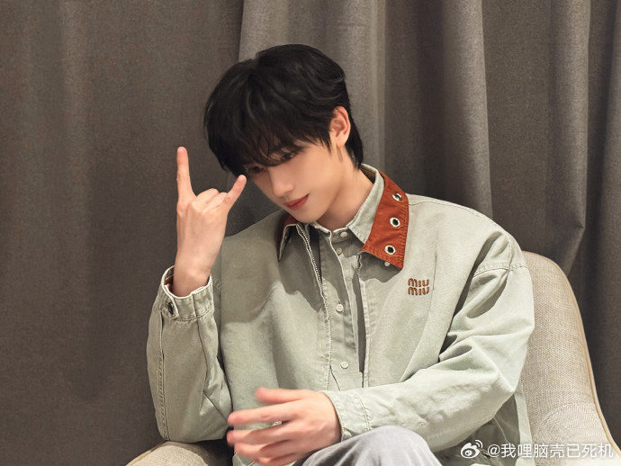 丁程鑫室内不戴墨镜自拍丁程鑫回应热搜 丁程鑫回应热搜，刚上了丁程鑫默默掏出一副墨