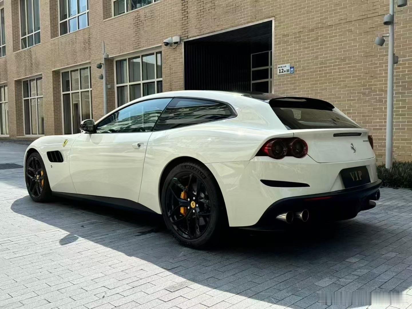法拉利Lusso T V8 求伯乐、19年1.6万公里，最美白红配色，最全选配，