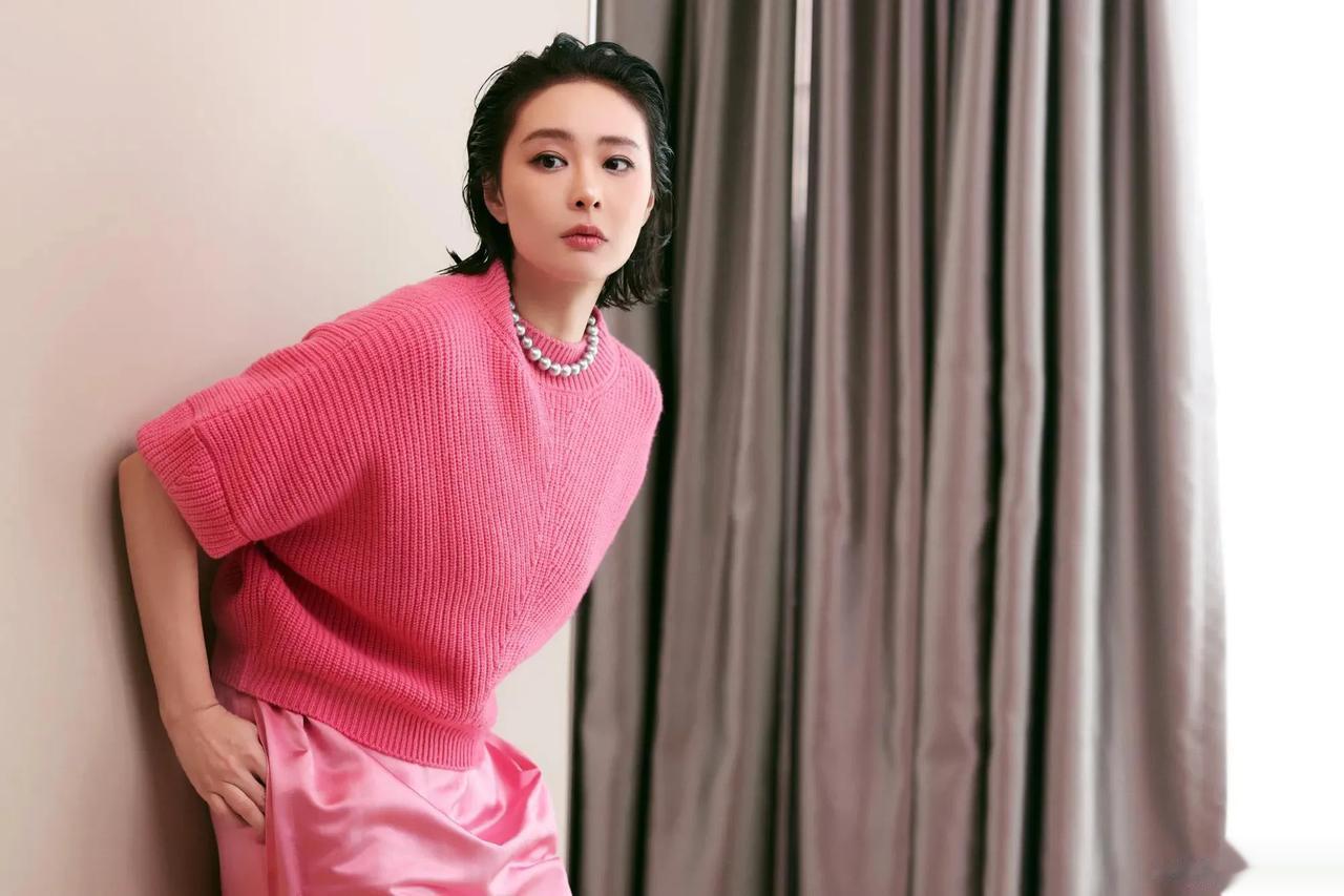 “大嫂”高叶新造型好靓呀！粉色毛衣配缎面半身裙优雅大方，戴珍珠项链好贵气！
大嫂