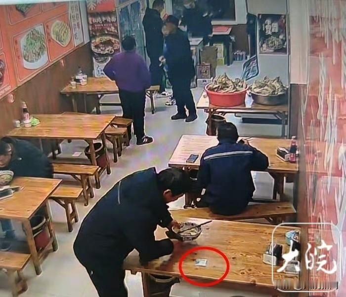 泪目！重庆，一83岁老人独自来面馆吃面，谁知，等他吃完要离开时，忽然倒地不起，最