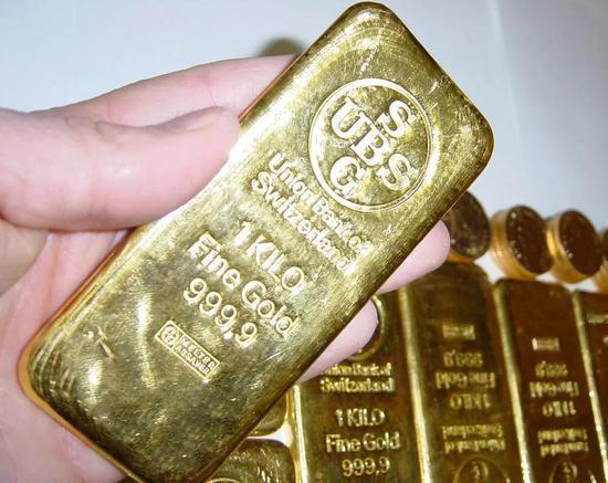 西方抛黄金，东方收黄金：欧洲炼金厂给中国铸金条，网友直呼严防造假！

西方正在把
