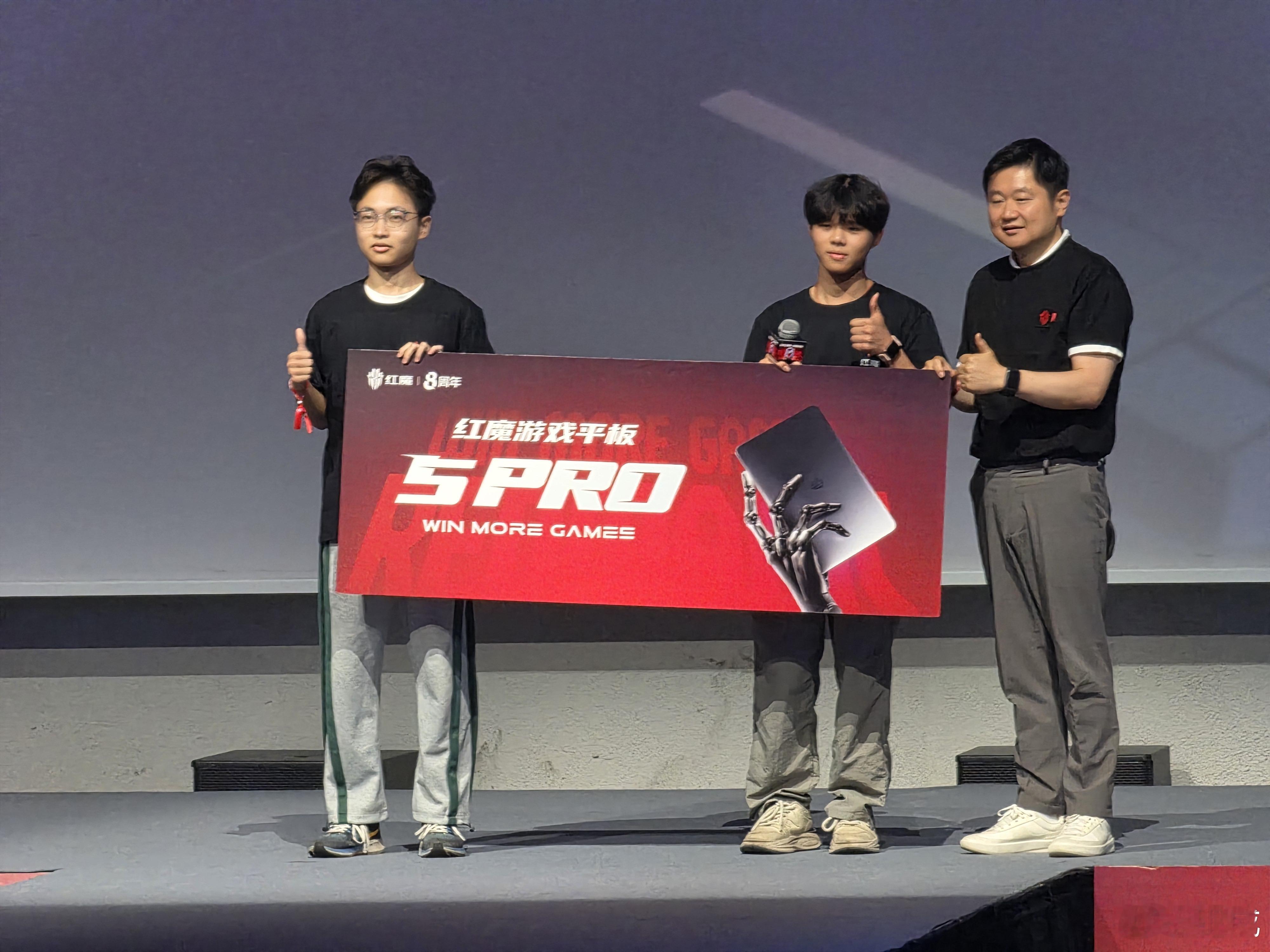 红魔游戏平板5 Pro和新手机都替大家摸过了，还不错，但因为发了要罚50万，所以