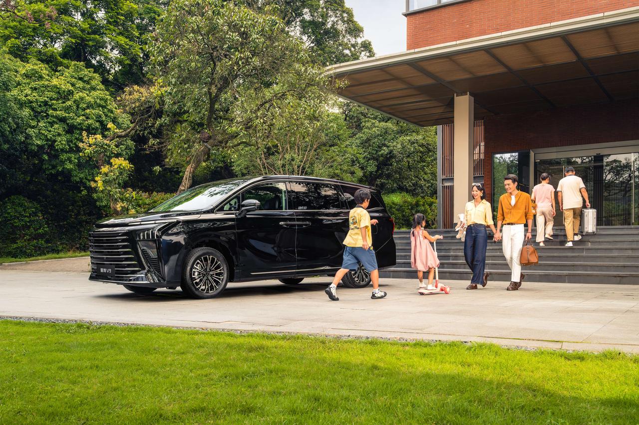 窗外春色如诗，车内静享安逸。深海级25.2dB静音座舱，隔绝喧嚣拥抱春日暖阳。座