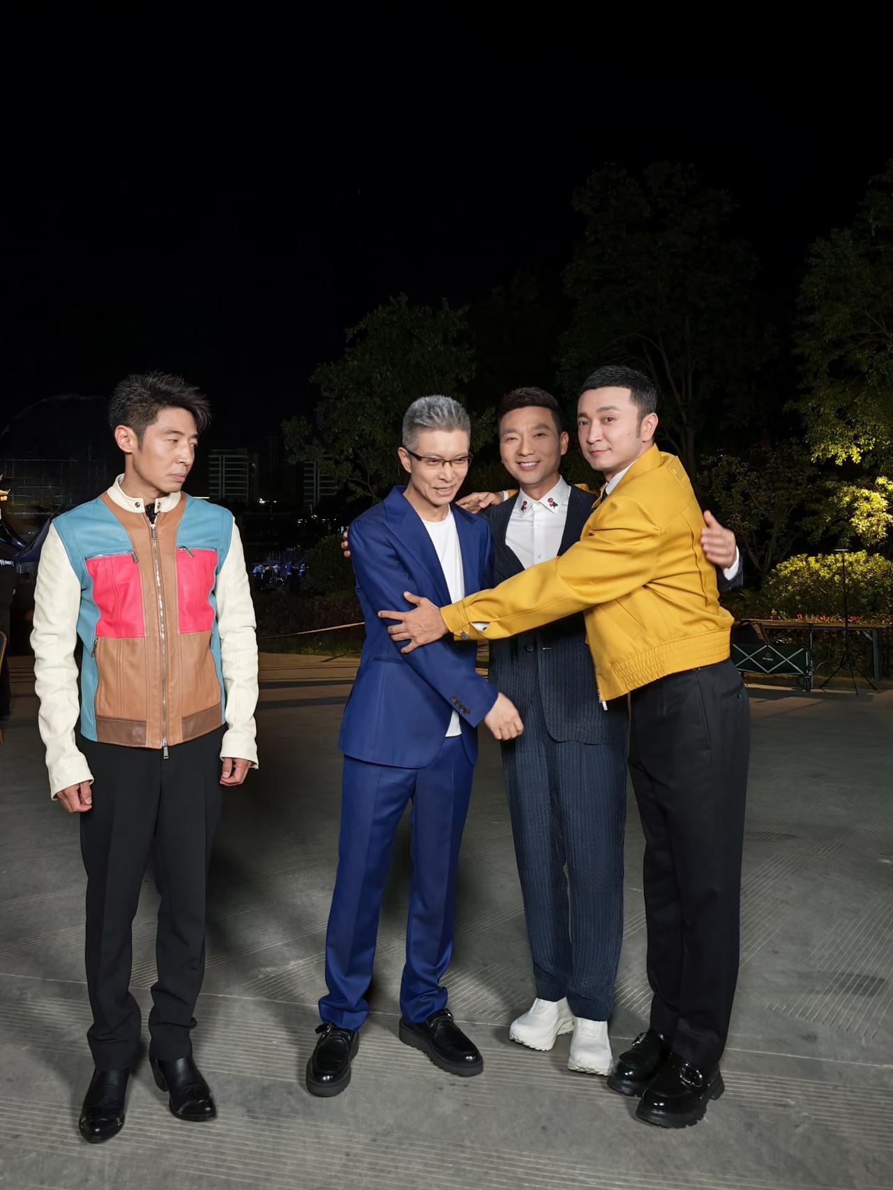 央视主持人F4的身高

左一，撒贝宁，50岁，身高172㎝

左二，朱广权，47