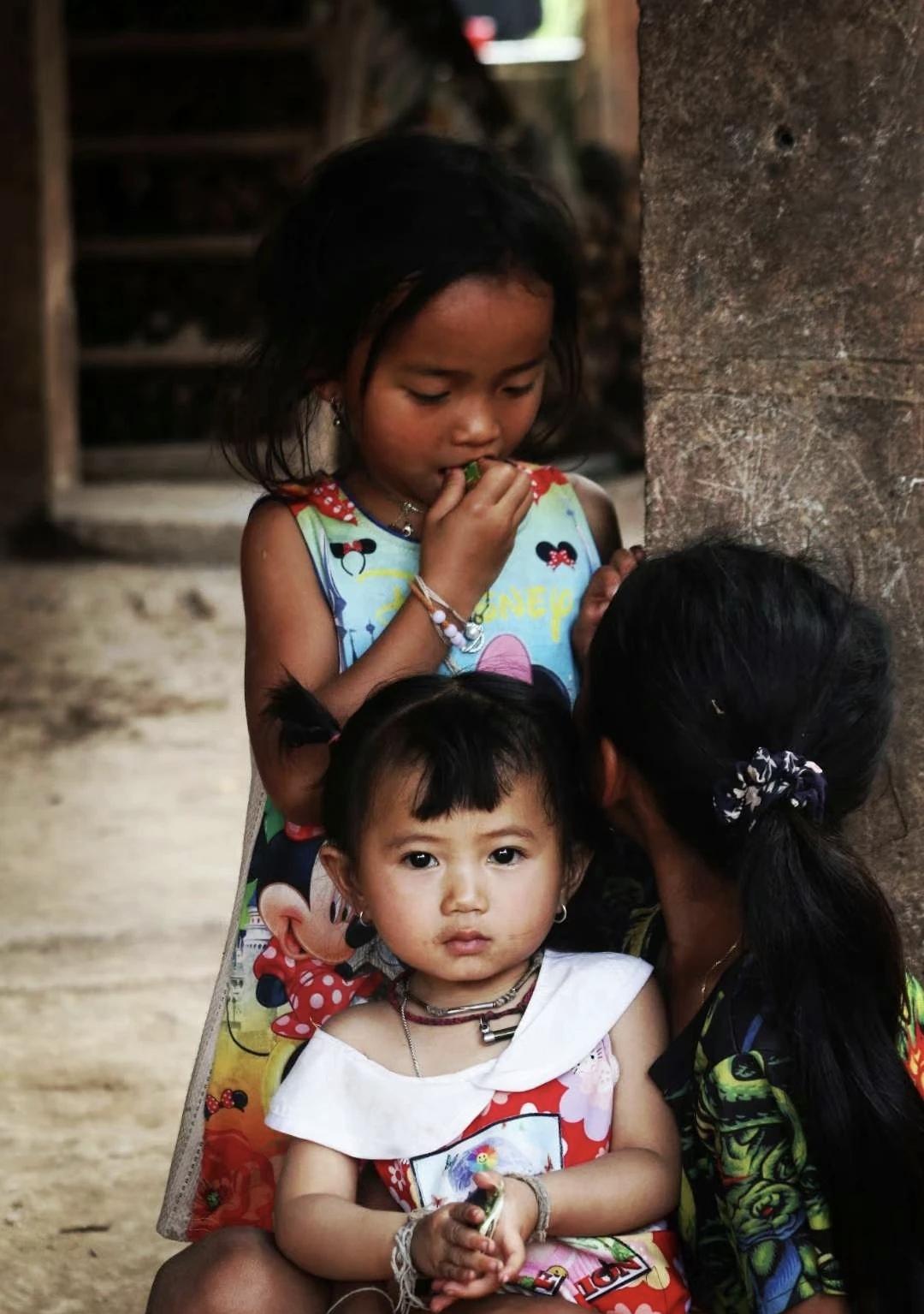 这趟去老挝🇱🇦  
  发现当地一些家庭🏠的长辈还保留着陋习[微笑]  
