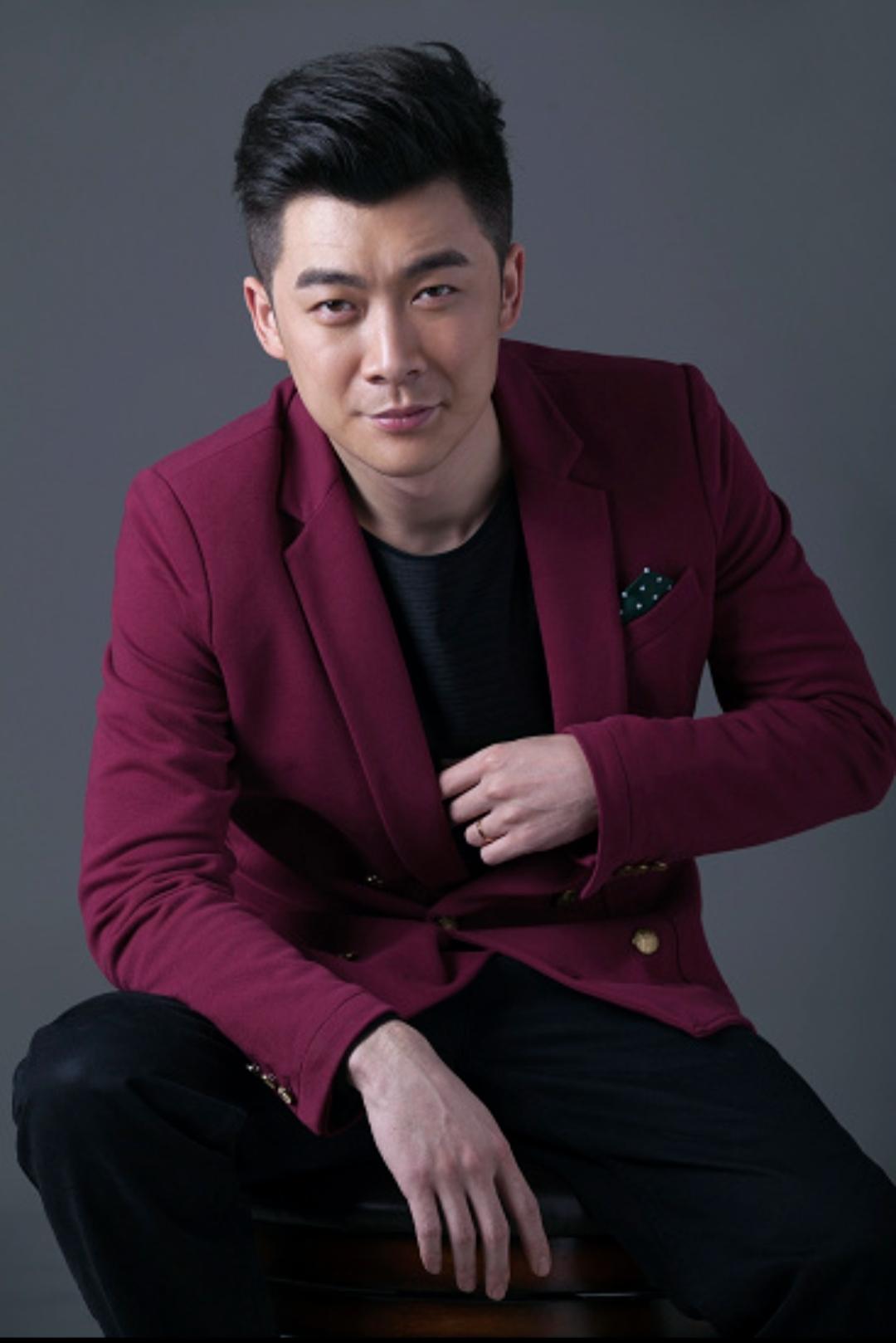一次，郑晓龙来找曹征，曹征开门一看是郑晓龙，便赶紧把门关上，众人觉得曹征不知好歹