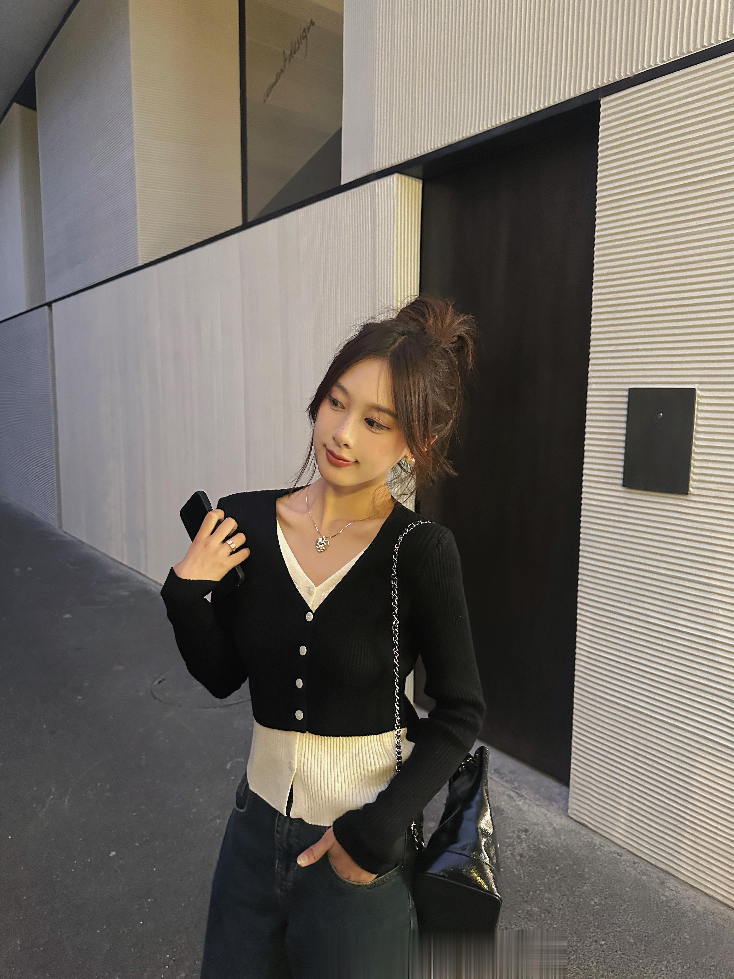 元气打工人上线撸[笑而不语]本期敲爱的一款撞色打底！轻松拿捏韩系精致人儿～秋冬搭