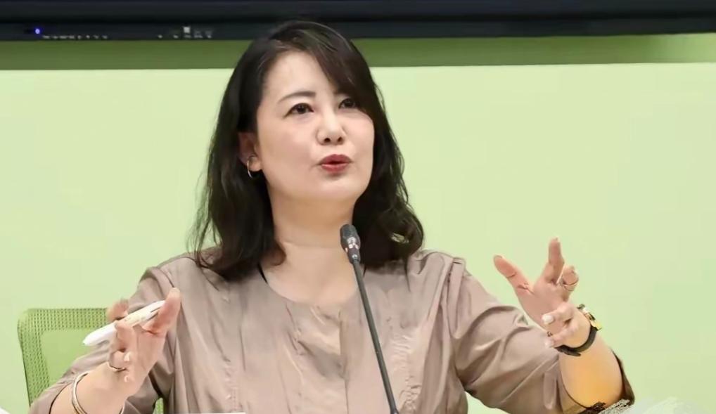 这人又出来说话了。
台湾地区民进党民意代表吴思瑶，5月27日在社交媒体发了一段话