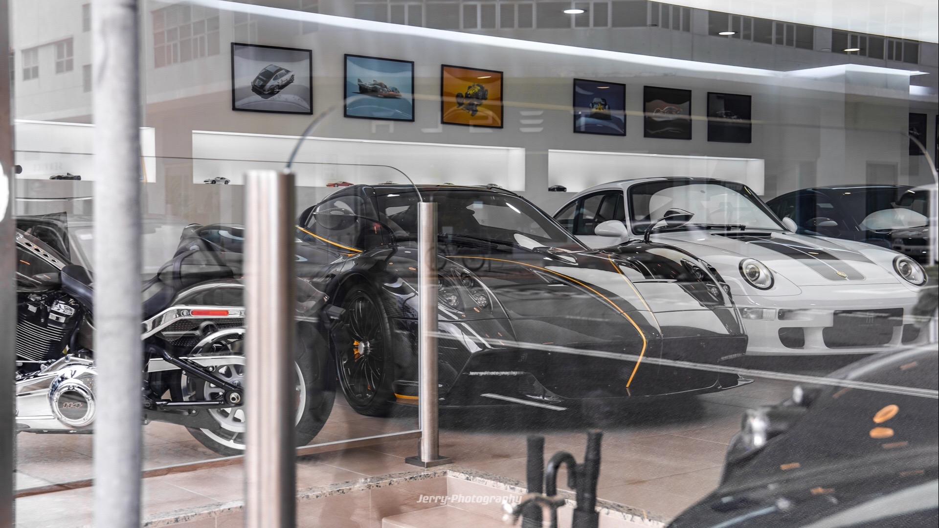 Huayra Roadster.玻璃后的艺术品，闪现到香港的黑金敞篷Huayra