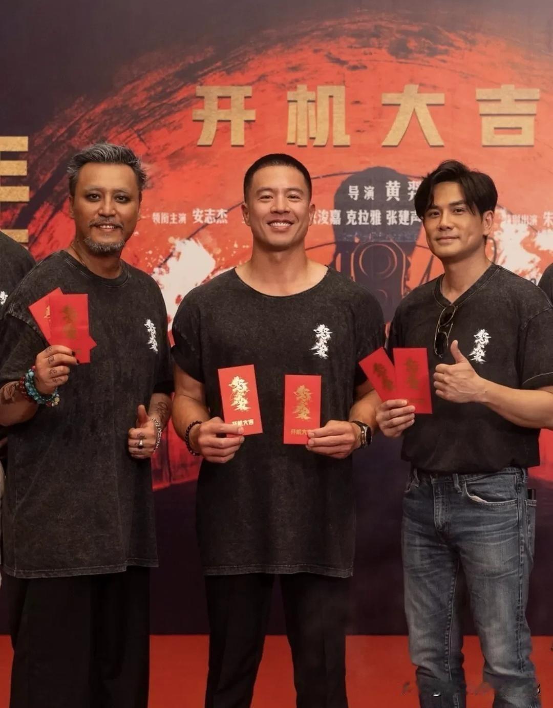 我怀疑安志杰是不⁠是只练上半身，‍下半身‏一‌⁠点不管啊？

刷到这张电影开机图