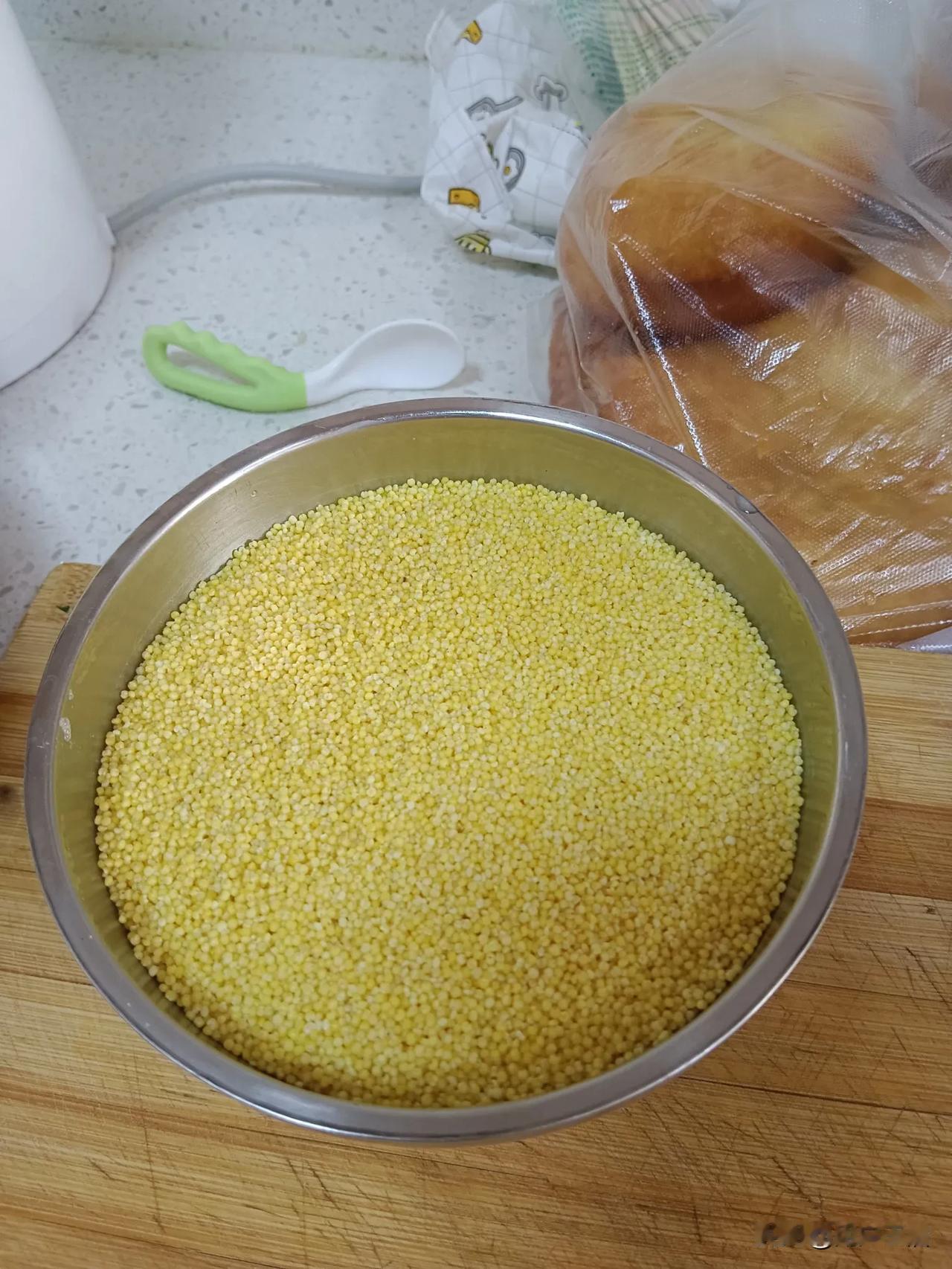 安阳的老丝们，你们做粉浆饭啥时候下米？

今天中午做的粉浆饭，我家孩子说，你做的