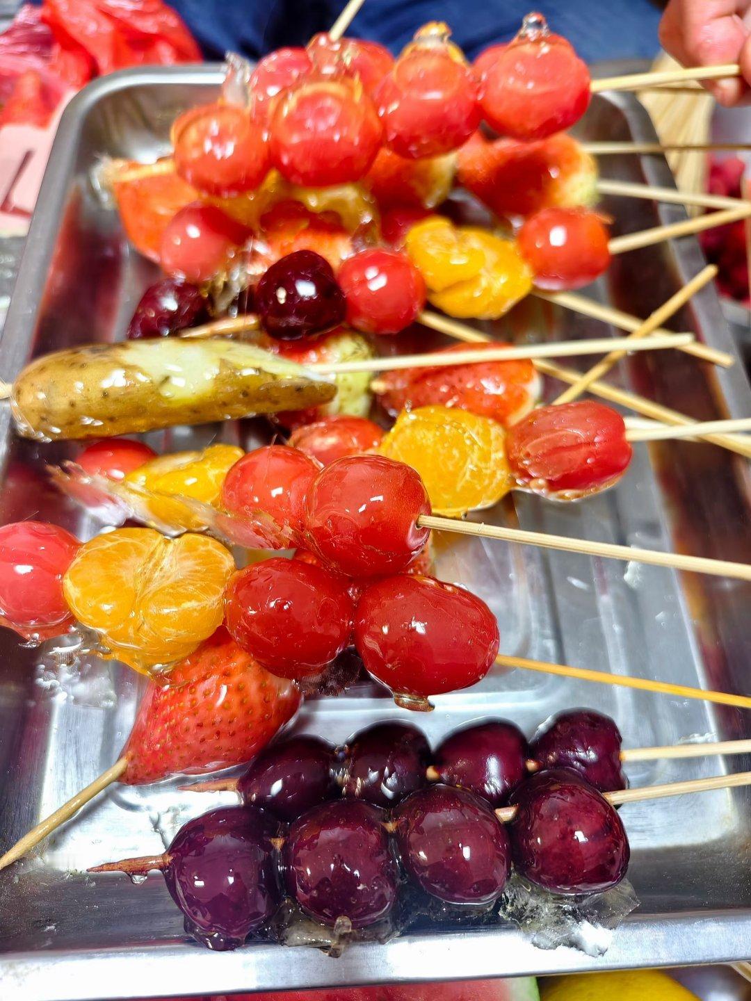 昨天自制的糖葫芦，虽然比不上外边卖的好看，但是很好吃