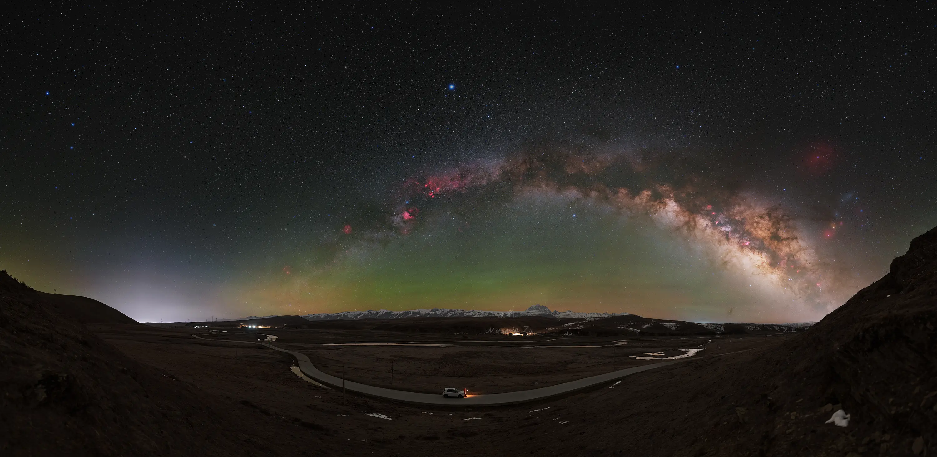 夏季银河拱桥。又是一年银河季。 图2：通过大熊星座中的北斗七星和仙后座...