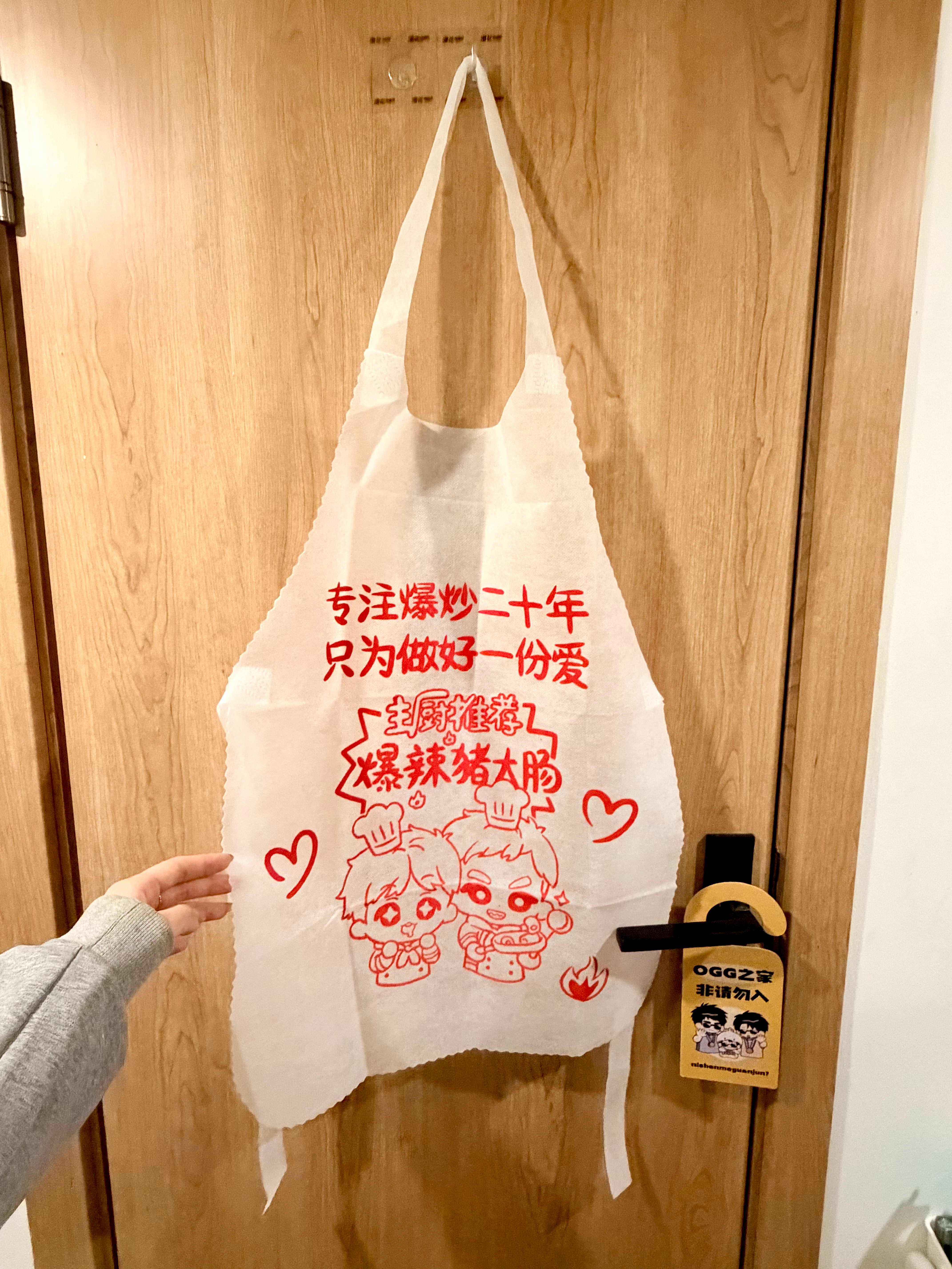 跟爸妈视频的时候爸妈震撼：你居然有围裙！我：是的内….ㅋ_ㅋ 