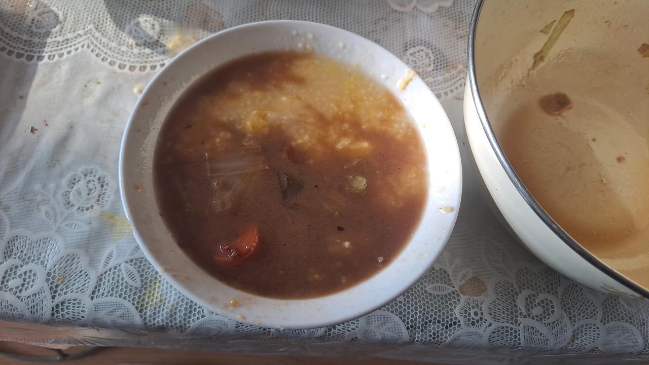 剩菜汤拌粥喝，小时候的味道，你吃过吗？