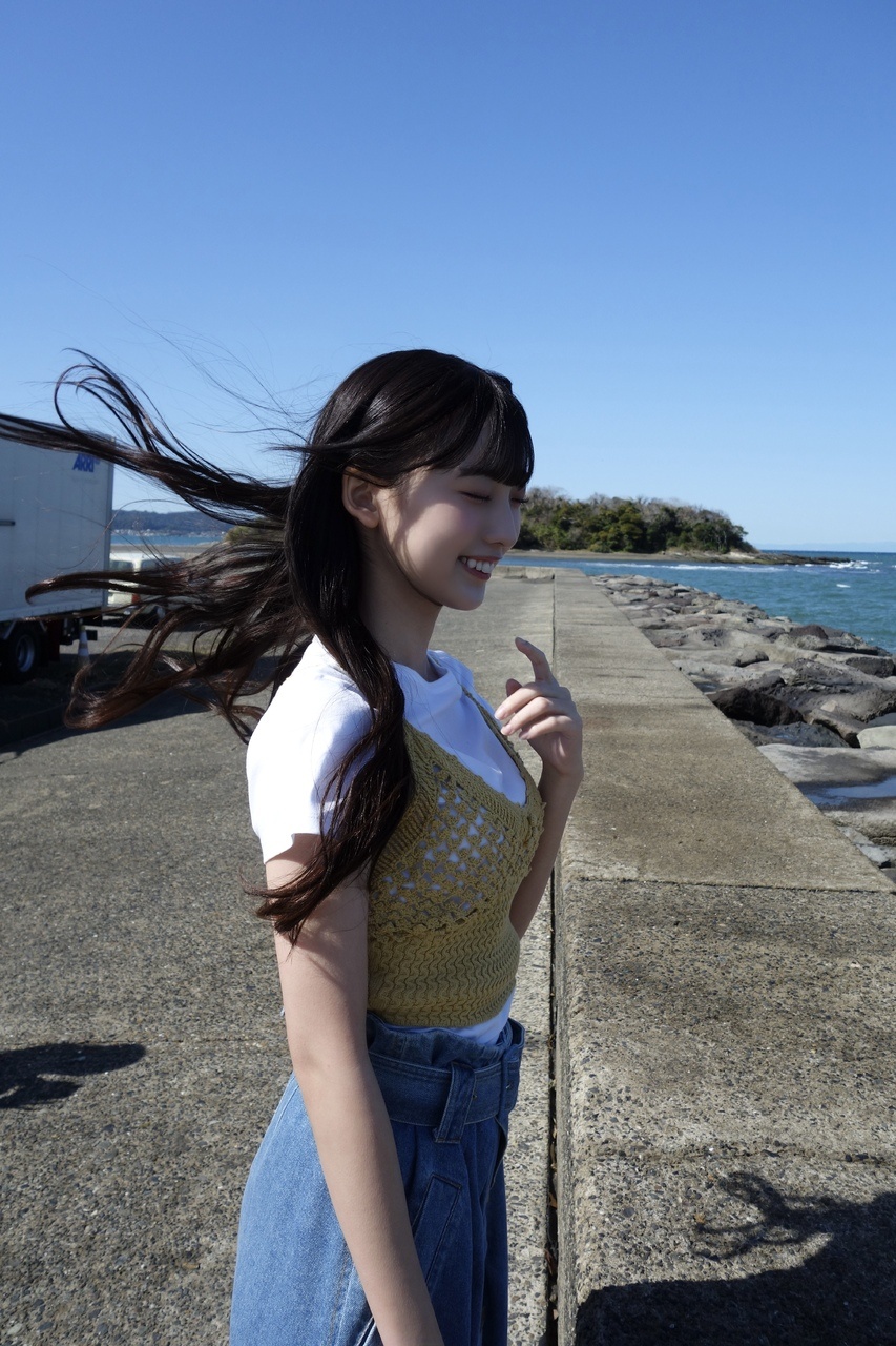 大田美月「とっても風が強い中撮ったので、髪も踊っちゃってます♡とっても海の匂いと
