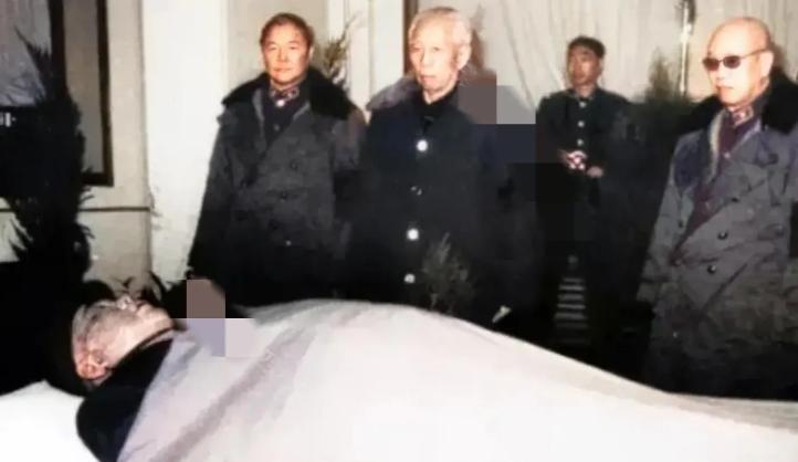 这是1985年，许世友病逝后，一张罕见的遗容，照片中的他躺在病床上，由于全身浮肿