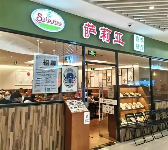 [月亮]一个靠预制菜出圈的“穷鬼餐厅”，居然靠卖酒火上热搜，把年轻人的钱包拿捏得