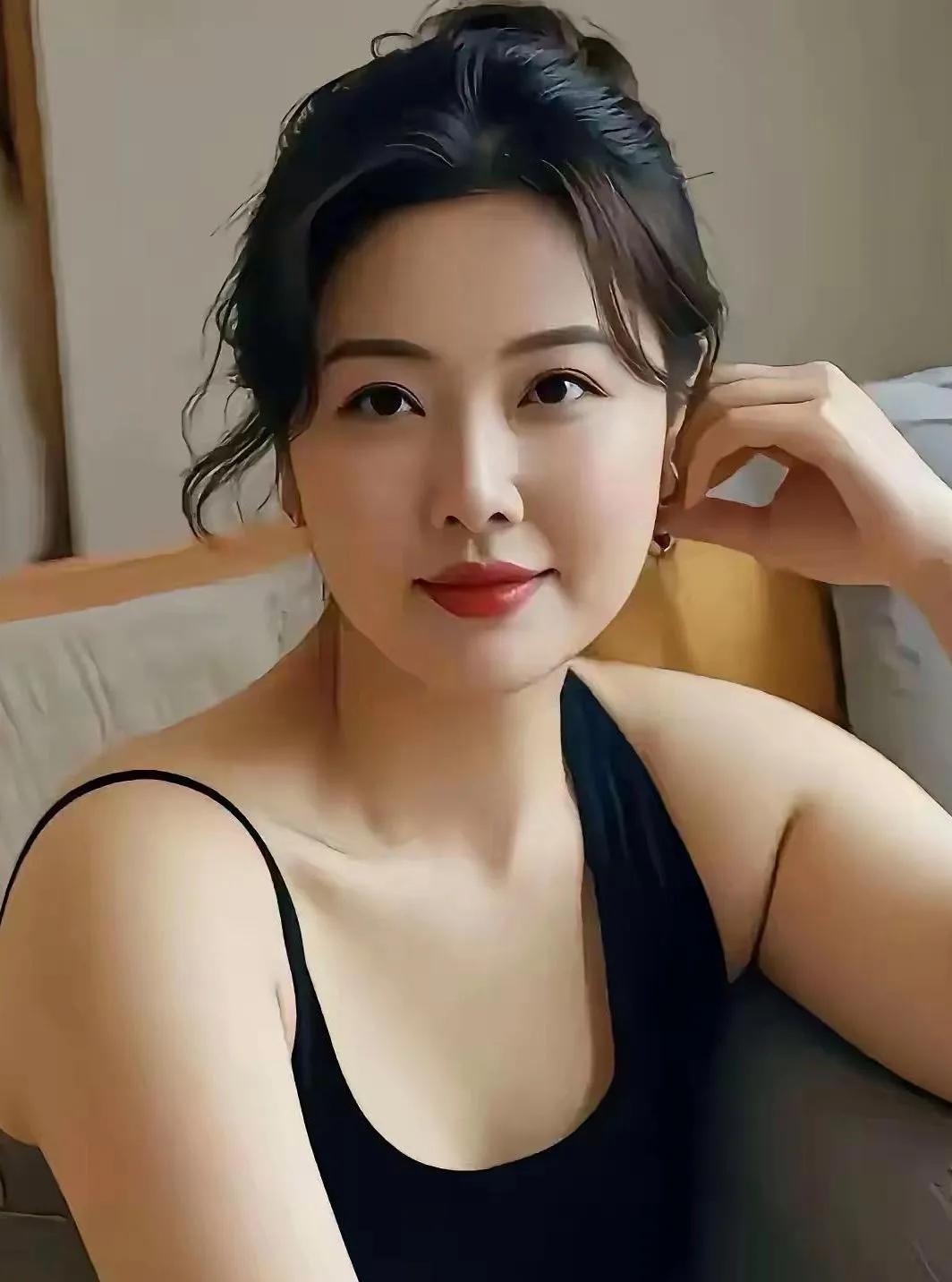 藏头诗·轻解罗裳独上兰舟
文/无冕诗人

1
轻雾朦胧绕水洲，
解愁且向碧波求。