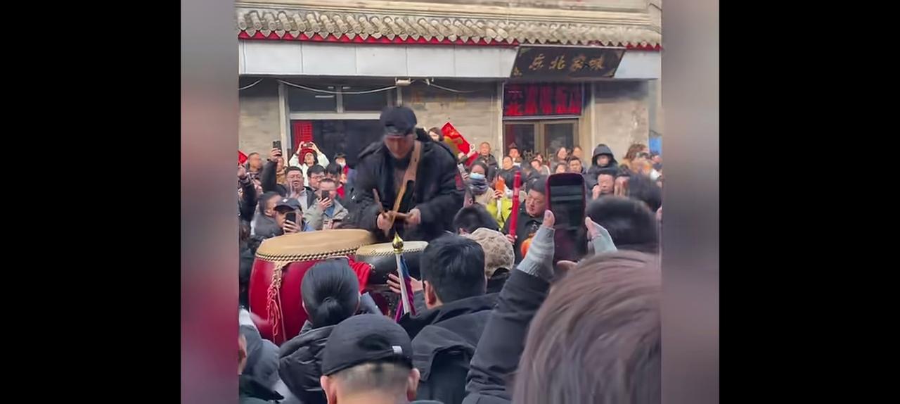 真是高手在民间啊！
我第一次知道过年常听的鼓曲叫《金蛇舞狮》，很明显，是民间艺人