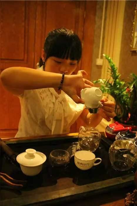 夜茶
更深独坐试新茶，
往事如烟入水斜。
一盏浮沉皆旧影，
月光凉透紫砂芽。3