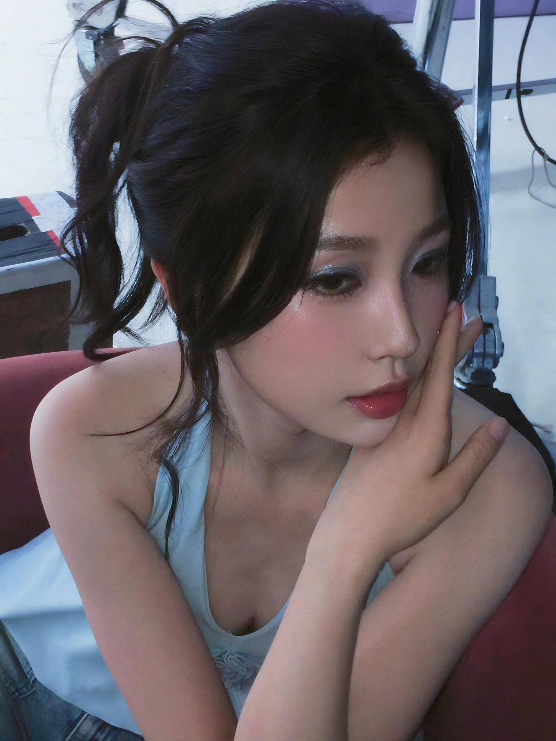 蓝色眼妆很美味😋好想看何盼啊啊啊啊 