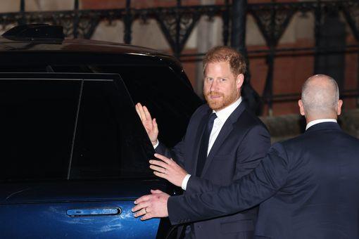 哈里王子今天在伦敦高等法院出庭，开始他对《每日邮报》出版商的法律诉讼，而查尔斯国