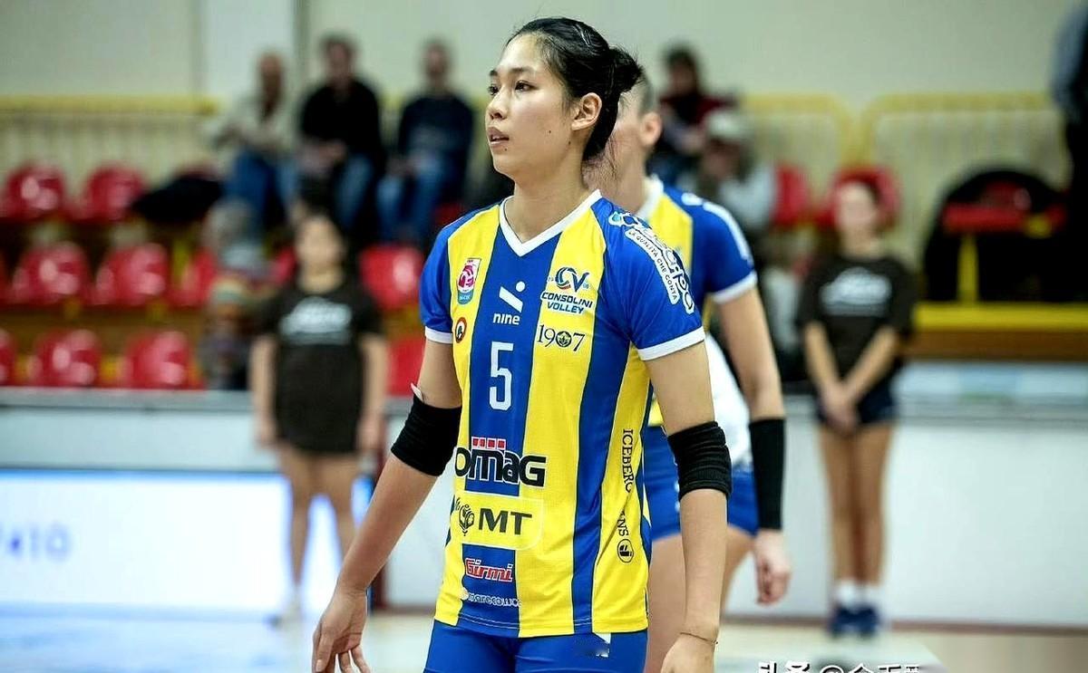 我跟你说，什么叫“开局即王炸，奈何队友全是空气”？
看看庄宇珊今晚这首秀。
一个