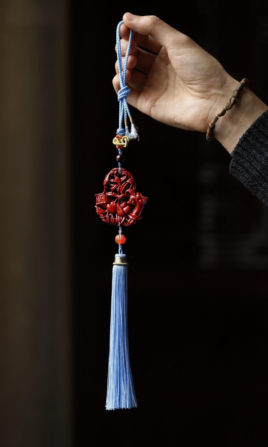 紫檀 | 事事如意 挂件紫檀镂空雕，双面雕刻事事如意纹，施以手工编织款流苏，寓意