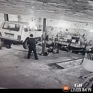 好悬，差点就被抓住了
   一名男子正在维修车子，两个征兵人员走了进来，男子转过