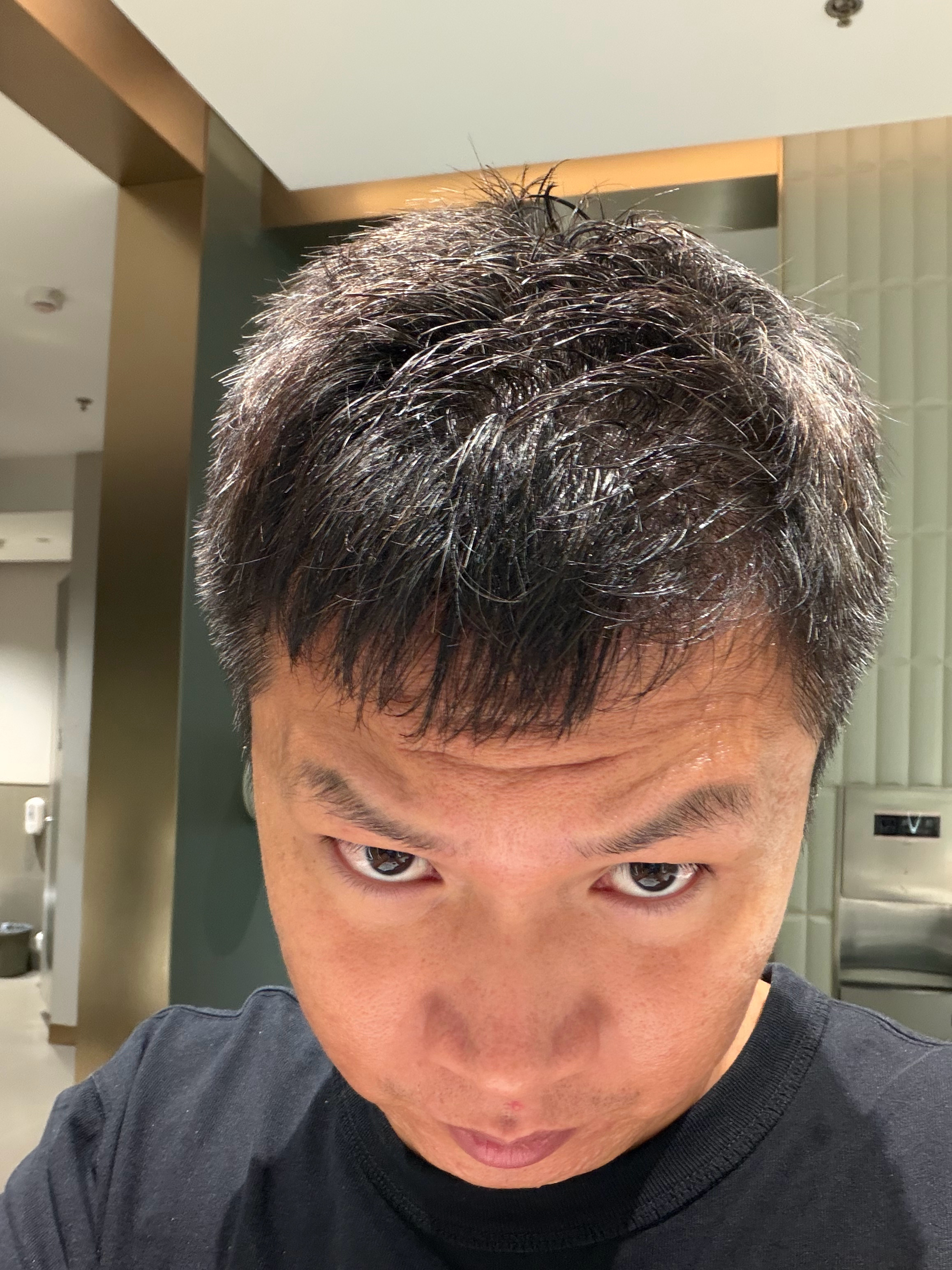 刘书记刚才说你是不是秃了？？？明天理发问问吧，是不是打的太薄了[微笑] ​​​