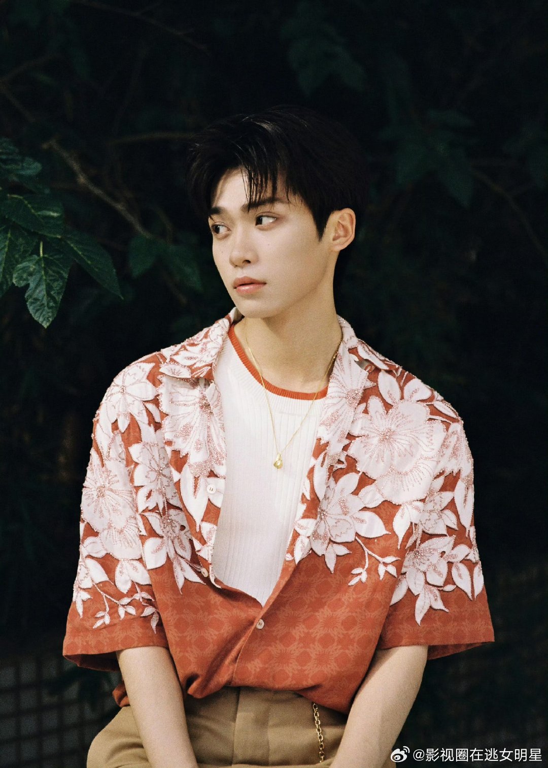 梓渝夏日氛围感look梓渝好港梓渝这花衬衫真有港风那味儿，帅得很！往那儿一站，就