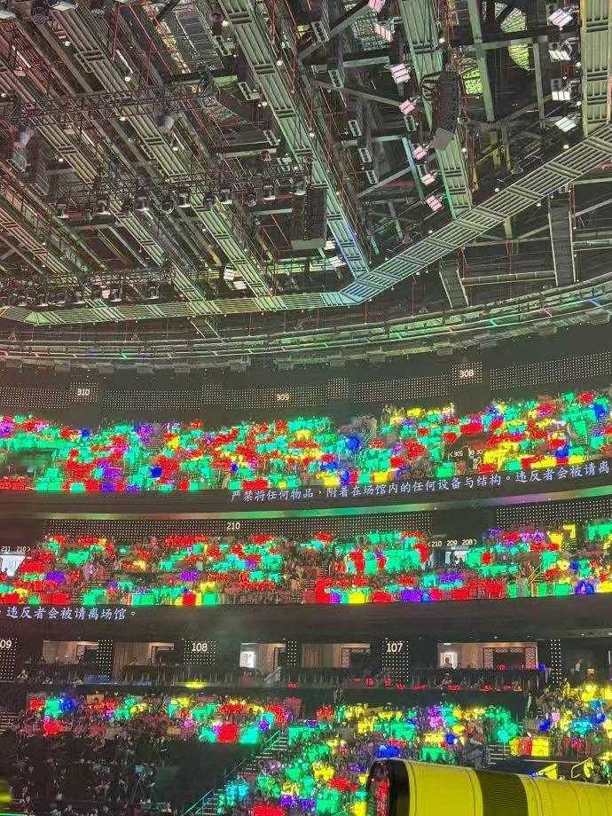 TOP演唱会灯牌大战苏新皓超人气个体的具象化 TOP演唱会灯牌大战，苏新皓超人气