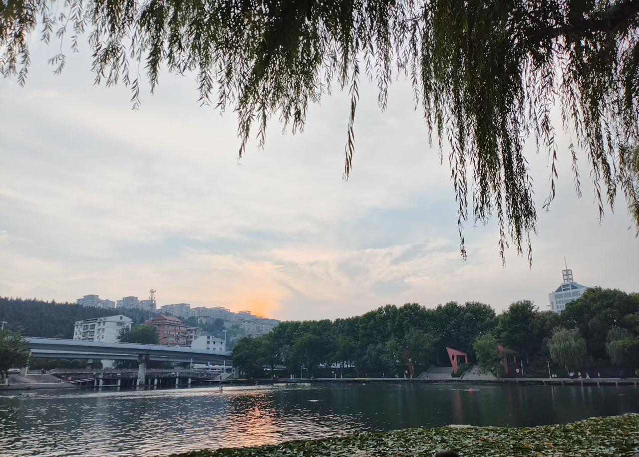 有人说老师暑假能玩两个月？来，我给您看看我们本学期最后一次教职工大会的内容。
