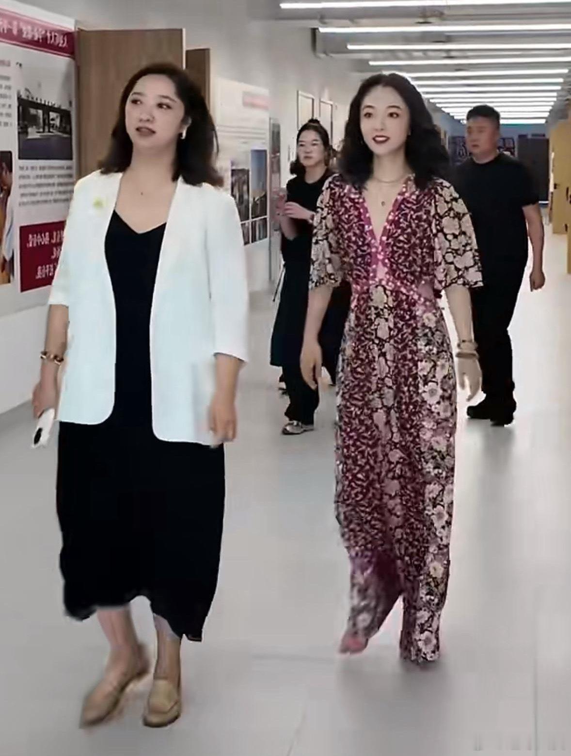 吴倩回到母校武大，可这发型配上这裙子，直接让她显老了十岁，妈感实在太强了。 ​​