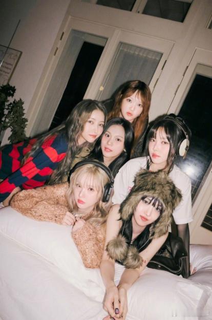 韩女团时隔3年完整体现身机场 再度让粉丝们感动泪崩韩国人气女团GFRIEND在2