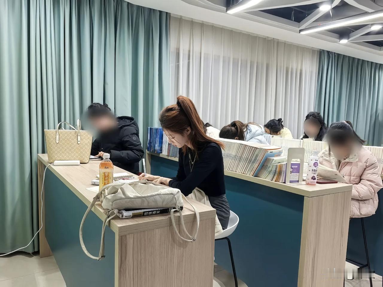 亲爱的老己，明天四级没考过也没关系，看在你坚持去自习室学习的份上，不管考成啥样，