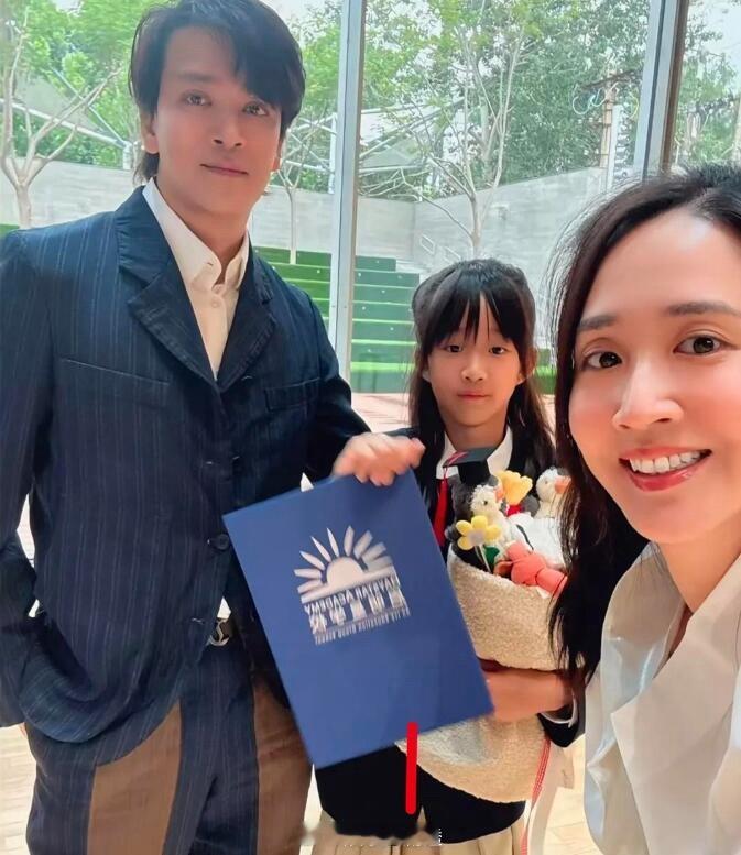 断网了，陈晓东竟然结婚了….大女儿朵朵都小学毕业了，他和老婆王妤娴一起参加她的毕