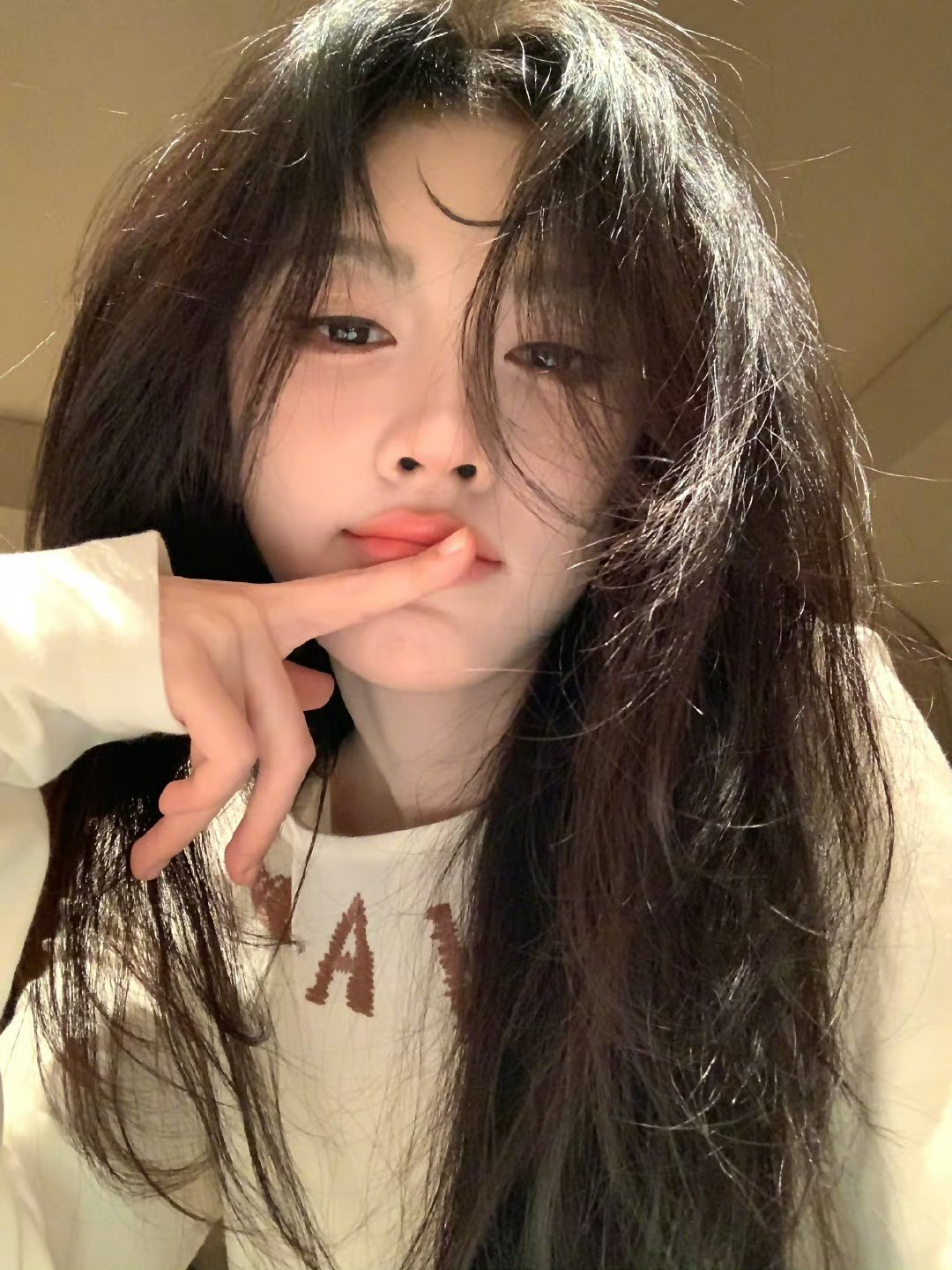 鞠婧祎炸毛捏脸自拍🤳🈶又在晒可爱的蝴蝶结发卡喽🎀是漂亮的炸毛小鞠[羞嗒嗒]