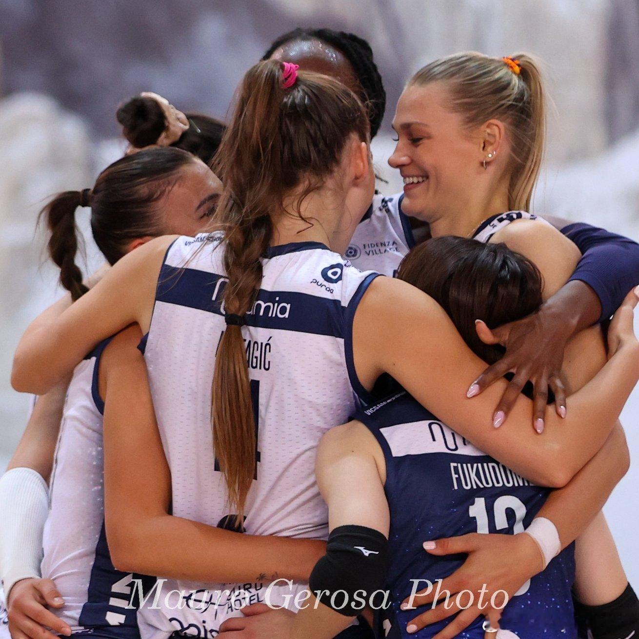 意大利🇮🇹米兰2-0巴西🇧🇷米纳斯（25-17，25-22） 女排[超话