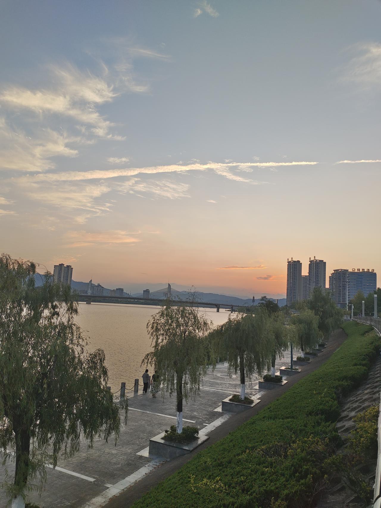 结婚多年才懂：好婚姻，从不靠一个人死撑妥协
 
不少人婚前都以为，婚姻是轰轰烈烈
