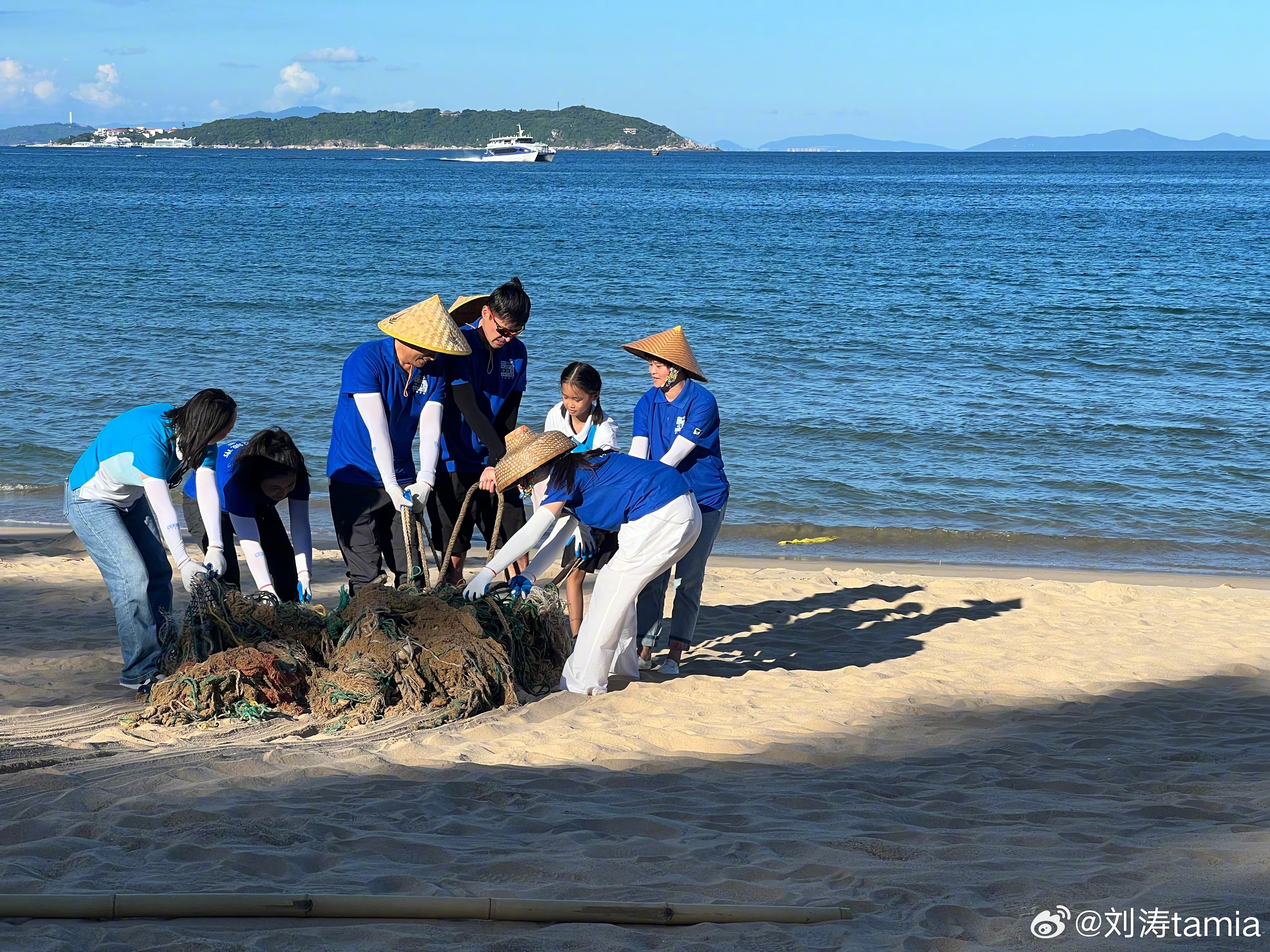 世界海洋日当然要发在海边捡垃圾的公益宣传推介官刘涛啦～ 