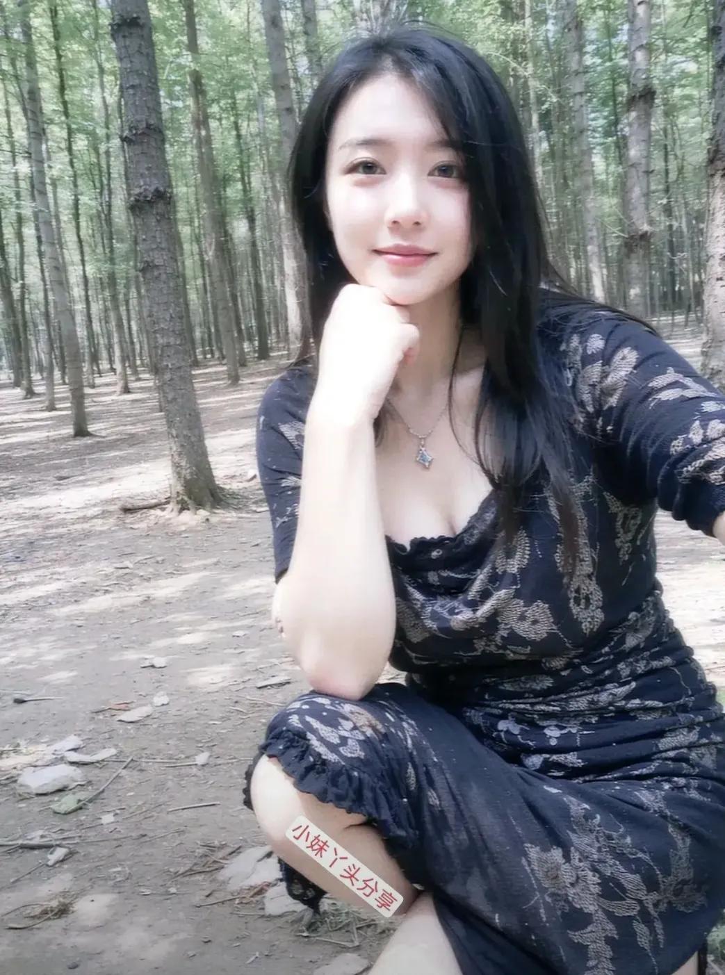 小王和小芳的故事悄然上演。小王，一个普通的打工族，没有房也没有车，但他有一颗善良