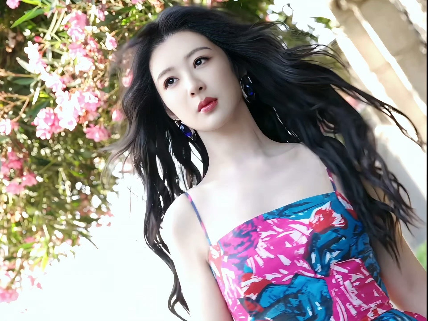 杨紫玉兰花开君再来 💜杨紫董竹君 夏天有着迟暮的霞光，正如晚来的你皆是笑意。 